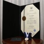 2 Honran el trabajo del escultor Rubén Martínez.