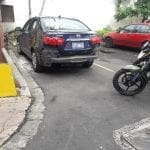 2-Mujer-atropella-a-dos-agentes-del-CAM-y-abandona-el-vehículo-en-un-comercial-de-Santa-Tecla