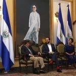 3 Honran el trabajo del escultor Rubén Martínez.