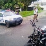 3 Mujer atropella a dos agentes del CAM y abandona el vehículo en un comercial de Santa Tecla