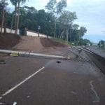 Conductor derriba poste eléctrico y bloquea paso en la carretera a Santa Ana.