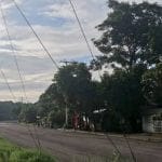 Conductor-derriba-poste-eléctrico-y-bloquea-paso-en-la-carretera-a-Santa-Ana.-2