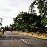 Conductor-derriba-poste-eléctrico-y-bloquea-paso-en-la-carretera-a-Santa-Ana.-3