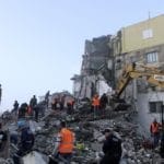 1 Sismo deja 16 muertos en Albania, buscan a sobrevivientes