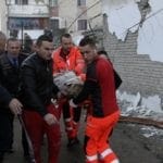2 Sismo deja 16 muertos en Albania, buscan a sobrevivientes