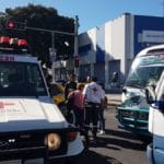1 Dos microbuses colisionan por disputarse la vía