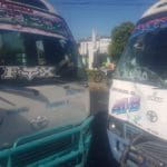 2 Dos microbuses colisionan por disputarse la vía