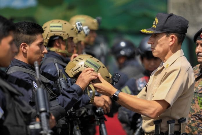 5 Fuerza Armada recibe nuevo equipo de seguridad.