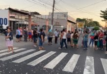 Comunidad cierra acceso del Centro de Soyapango por instalación de antena.