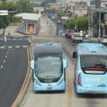 Vehículos articulados de SITRAMSS, haciendo recorrido de prueba piloto en la Alameda Juan Pablo II.