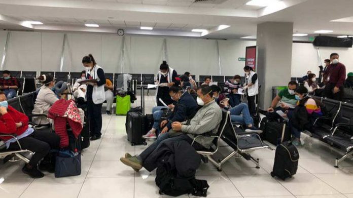 Salvadoreños esperan en una de las terminales del Aeropuerto Internacional. Foto: Cortesía.