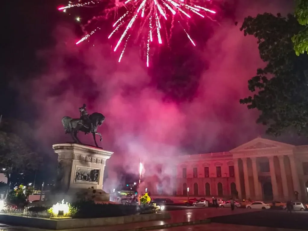 Fuegos artificiales en honor al Divino Salvador del Mundo – Radio Cadena  YSKL 104.1 FM, image size:1024x768