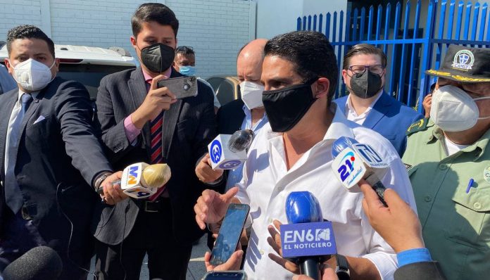 Roberto D'aubuisson, ex Alcalde de Santa Tecla. Roberto D'aubuisson, ex Alcalde de Santa Tecla.