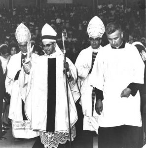 Su nombramiento como obispo auxiliar de Monseñor Luis Chávez y González, en 1970, no fue bien visto por los sectores más renovadores