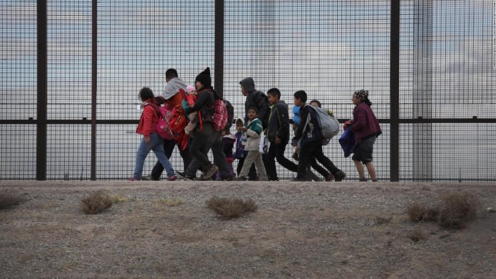 Migrantes centroamericanos que fueron deportados desde Brownsville, Texas, hacia El Paso, llegan a Ciudad Juárez, México, en marzo de 2021.