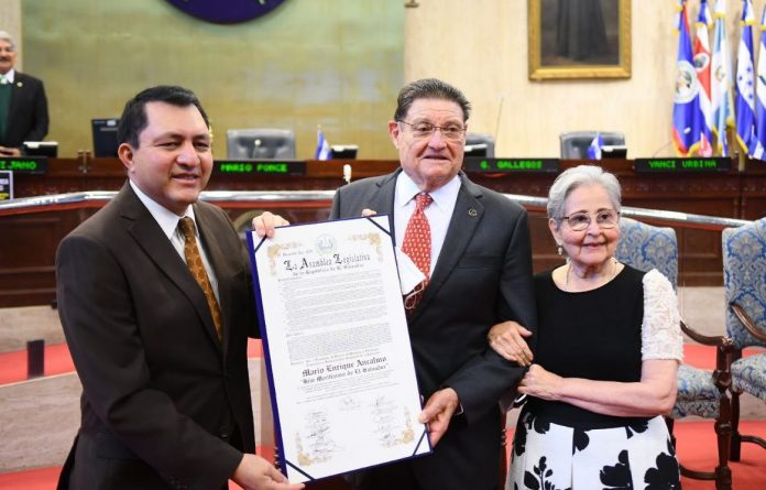 Entregan reconocimiento a Mario Ancalmo || Foto: Asamblea Legislativa.