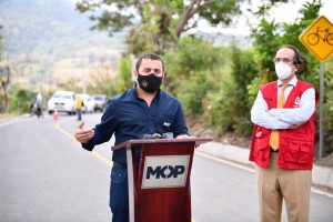 El ministro de Obras Públicas y el embajador de España en El Salvador, Carlos de la Morena, junto a cooperación española, entregaron los 2.88 kilómetros de carretera.