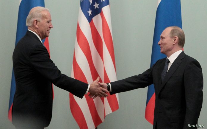 Joe Biden y Vladimir Putin se saludan durante un encuentro oficial en Moscú, el 11 de marzo de 2011, cuando el estadounidense era vicepresidente y el ruso, primer ministro.