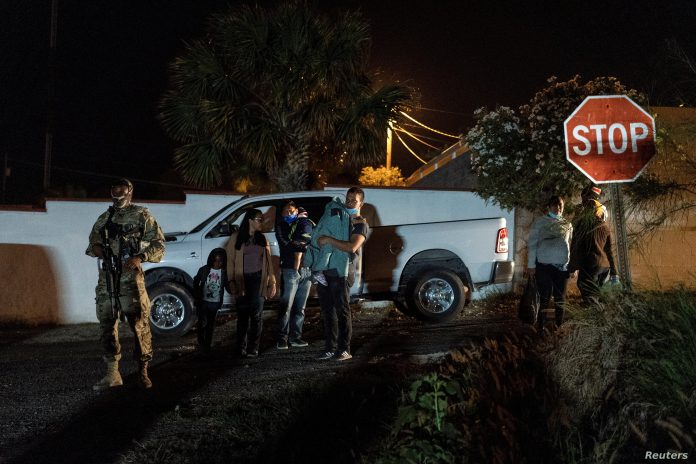Un grupo de inmigrantes en busca de asilo en Estados Unidos fueron detenidos por la patrulla fronteriza al cruzar el Río Grande desde México hacia Texas el 17 de abril de 2021