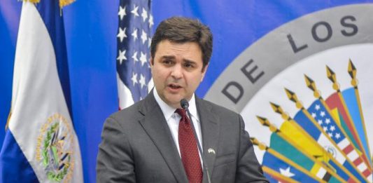 En su visita a El Salvador Ricardo Zúñiga anunció un donativo de $2 millones para reforzar el combate a la corrupción | Foto: YSKL