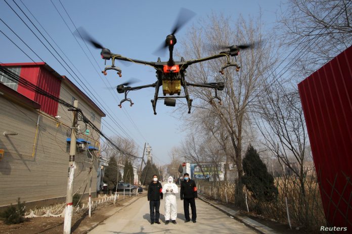 Los drones tienen cada vez más usos. Esta imagen muestra un dron usado en China para desinfectar aldeas, el 31 de enero de 2021.