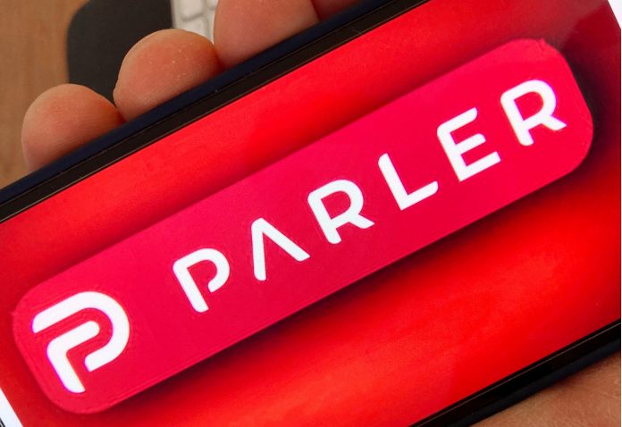 ARCHIVO - Logo de la red social Parler en un teléfono celular.