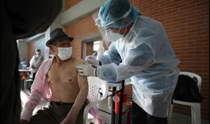 Un hombre recibe su primera inyección de la vacuna Sinovac COVID-19 de China durante un programa de vacunación prioritaria para personas mayores en Bogotá, Colombia, el martes 9 de marzo de 2021.