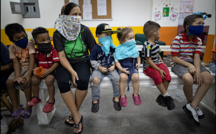 Los niños ven una obra de teatro en un centro que brinda tutoría a niños en medio de la nueva pandemia del cornavirus, en Caracas, Venezuela, el jueves 4 de noviembre de 2020.