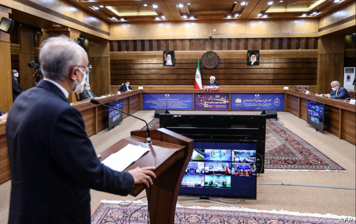 Una imagen proporcionada por la oficina presidencial iraní el 10 de abril de 2021 muestra al jefe de la Organización de Energía Atómica de Irán (AEIO), Ali Akbar Salehi, hablando en el Día Nacional de la Tecnología Nuclear de Irán, en la capital, Teherán