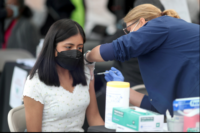 Una mujer recibe la vacuna contra el coronavirus en Los Ángeles, California, el 10 de marzo de 2010.
