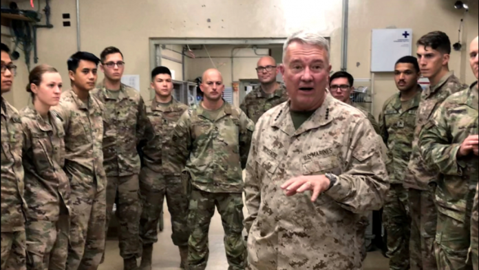 ARCHIVO: El general Kenneth McKenzie, jefe del Comando Central de los Estados Unidos, habla con las tropas estadounidenses mientras visitaba la Base de Operaciones Avanzada Fenty en Jalalabad, Afganistán, el 9 de septiembre de 2019.