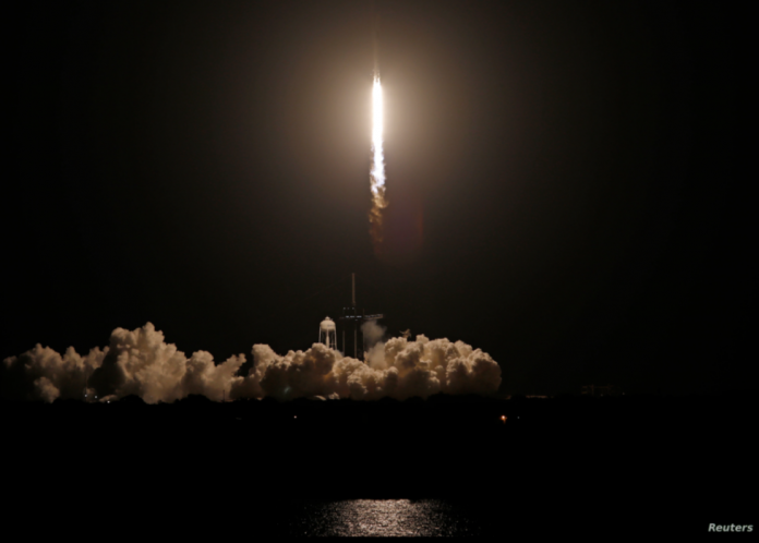 Un cohete Falcon 9 de SpaceX con una cápsula Crew Dragon asciende después de ser lanzado por la NASA con cuatro astronautas desde el Centro Espacial Kennedy en Cabo Cañaveral, Florida, el 23 de abril de 2021.