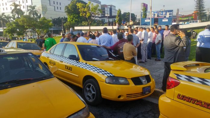 Taxistas pidieron a los Diputados mayor tiempo para realizar la refrenda de los permisos de las unidades. Foto: Cortesía