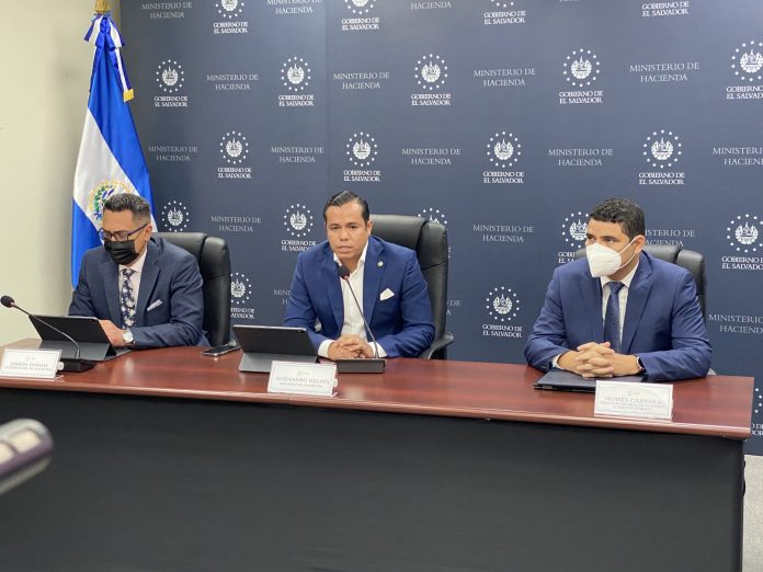 Autoridades del Ministerio de Hacienda. Foto: YSKL