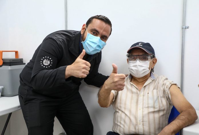 El ministro de Salud de El Salvador, Francisco Alabi, administra una dosis de la vacuna CoronaVac de Sinovac contra la enfermedad del coronavirus (COVID-19) en un hogar de ancianos en San Salvador, el 7 de abril de 2021.
