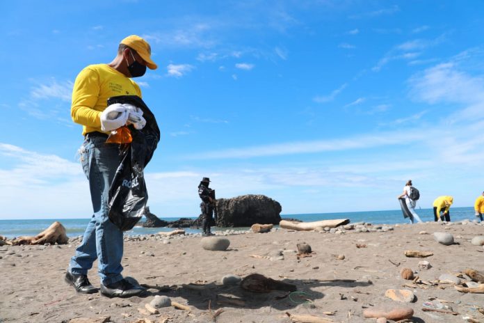 89 reos limpiaron las playas de La Libertad | Foto: Centros Penales