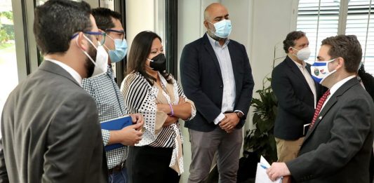 Ricardo Zúñiga, Enviado Especial de EE.UU. aborda medios de comunicación en su visita a El Salvador | Foto: Embajada de los Estados Unidos