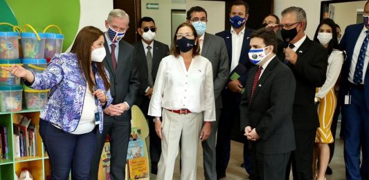 Ricardo Zúñiga, Enviado Especial del Departamento de Estado de los Estados Unidos visita Centro de Atención de Retornados Migrantes Foto: Embajada de los Estados Unidos