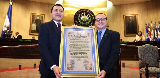 El Presidente de la Asamblea Legislativa, Mario Ponce entregó el pergamino que reconoce al Rector de la UCA, Andreu Oliva como Hijo Meritísimo de El Salvador | Foto: Asamblea Legislativa
