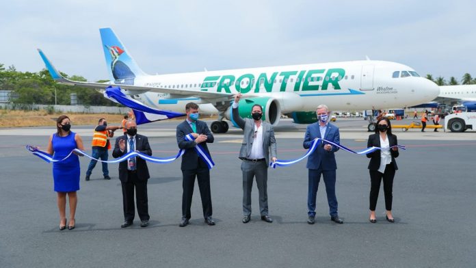 La Aerolínea de bajo costo Frontier hizo su primer aterrizaje en El Salvador, en el marco del inicio de operaciones. | Foto: CEPA.