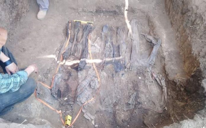 La FGR y Medicina Legal encabezan el procedimiento, enmarcado en las investigaciones de crímenes de guerra. | Foto: FGR La FGR y Medicina Legal encabezan el procedimiento, enmarcado en las investigaciones de crímenes de guerra. | Foto: FGR