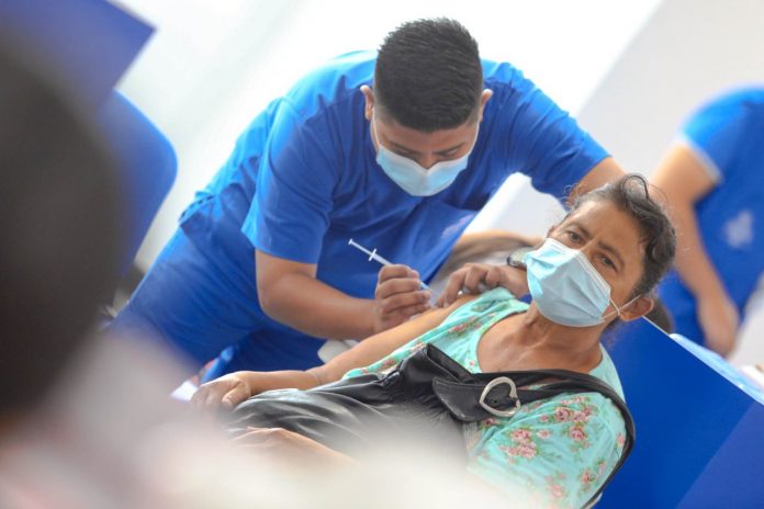 El Salvador ha inmunizado contra el COVID-19 a más de medio millón de salvadoreños, el 13.5% de la meta prevista por las autoridades de salud. Foto: Secretaría de Prensa de la Presidencia