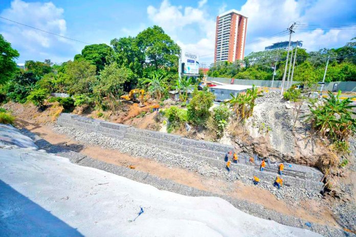 La Quebrada El Piro, en Antiguo Cuscatlán sufrió daños a causa de las tormentas Amanda y Cristóbal. Foto: MOP