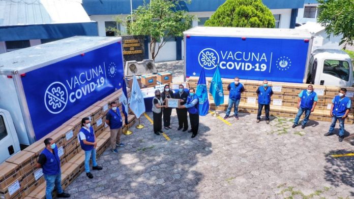 OPS donó a El Salvador jeringas para vacunas contra COVID-19 y pruebas para detectar el virus. Foto: Ministerio de Salud.