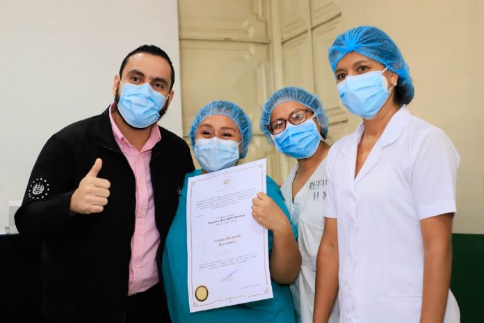 Enfermeras del Hospital Nacional Rosales fueron galardonadas por sus destacados logros. Foto: YSKL