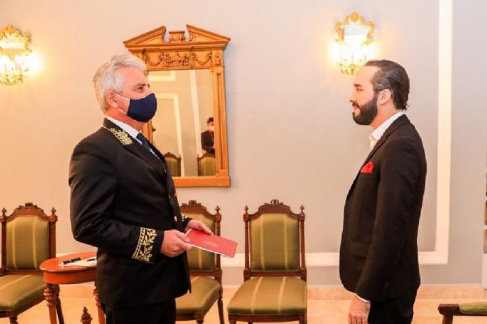 El Embajador de Rusia, designado en El Salvador, Alexander KhoKholikov, entrega credenciales al Presidente Nayib Bukele. Foto: Presidencia. El Embajador de Rusia, designado en El Salvador, Alexander KhoKholikov, entrega credenciales al Presidente Nayib Bukele. Foto: Presidencia.