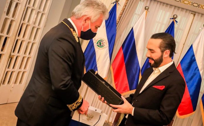 El Embajador de Rusia en Nicaragua y Concurrente con El Salvador, Alexandr Khokhólikov entrega al Presidente Nayib Bukele sus credenciales para fungir como representante de Moscú en el país. Foto: Presidencia.
