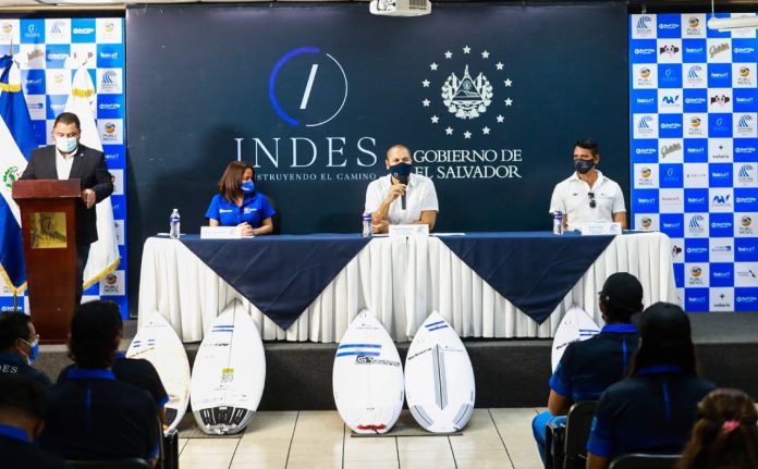 El Presidente del INDES, Yamil Bukele y la Ministra de Turismo, Morena Valdez entregaron incentivos a los atletas salvadoreños que nos representarán en el Preolímpico de Surf. Foto: INDES.