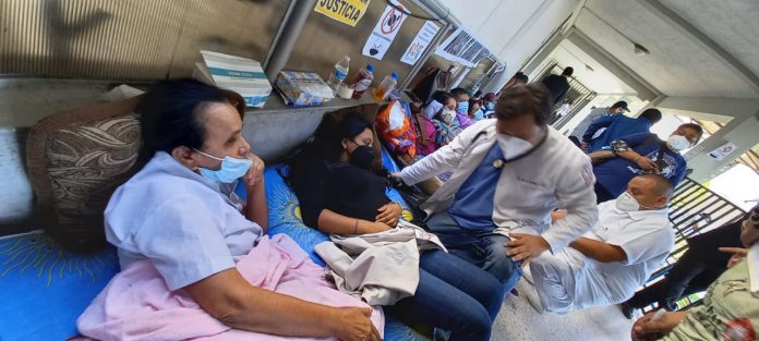 Margarita Ramírez (primera de izquierda a derecha) fue llevada a un centro asistencial al presentar vómitos y deshidratación. Foto: YSKL