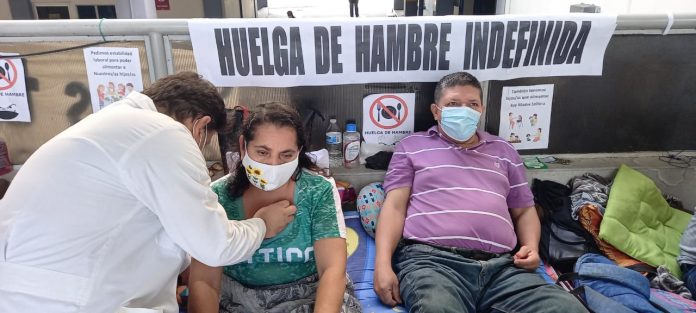 Una de las siete personas que realizan huelga de hambre en la Asamblea Legislativa fue llevada a un hospital luego que presentara parálisis facial en la mitad del rostro. Foto: SITRAL.